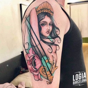 tatuaje-brazo-diosa-harpa-modernismo-logia-tattoo-stefano-giorgi 